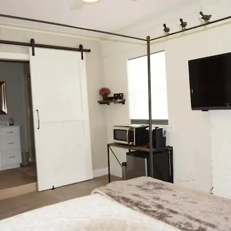 Cozy, Romantic Guest Suite Close To Everything!