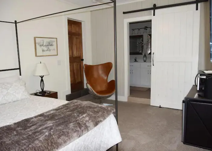 Guest house Cozy, Romantic Guest Close To Everything!